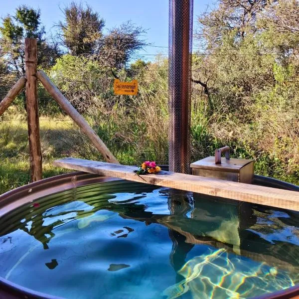 Romantic Hot Tub Retreat - Ndlovu 33 Tiny Home, Big 5 reserve, hótel í Klipdrift