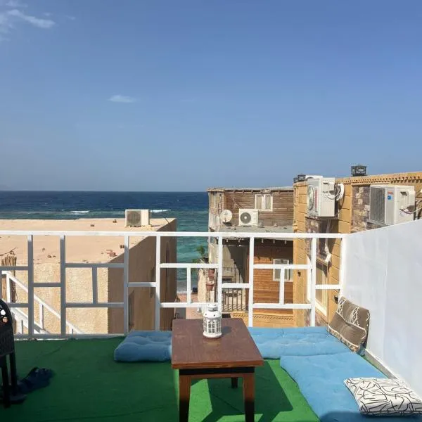 Zalooma House I Beachfront Hostel Dahab, hotel i Dahab