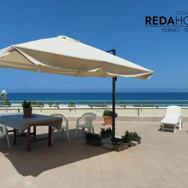 Attico Fronte Mare Terrazza Panoramica BBQ e aria condizionata, hotel in Lido di Fermo
