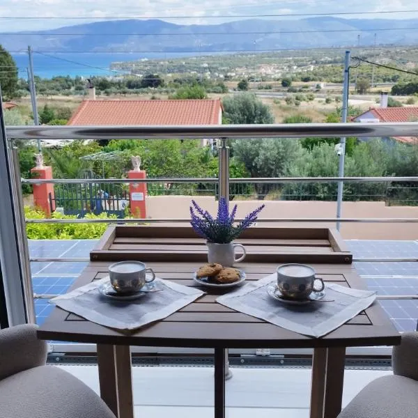 Sunny Home is a modern studio with views of the bay and mountains with private parking، فندق في إسثميا