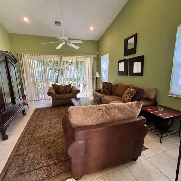 Right Direction Rentals Carnoustie Townhome، فندق في بورت سانت لوسي