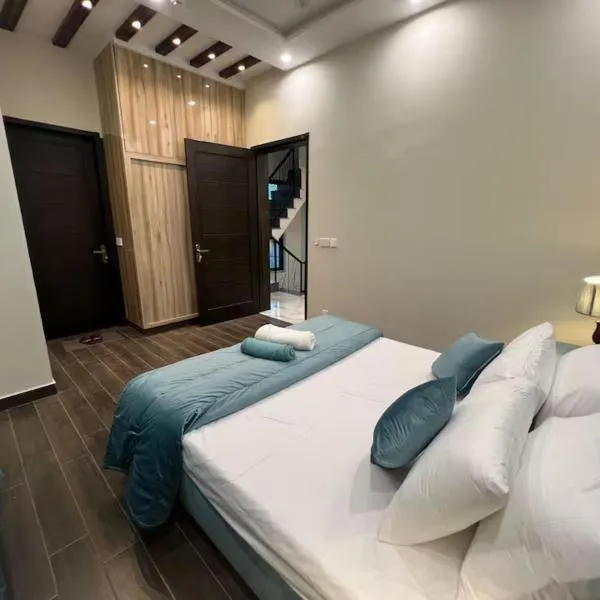 Luxury 2 Bedroom Apartment with 2 AC & Free Parking، فندق في لاهور