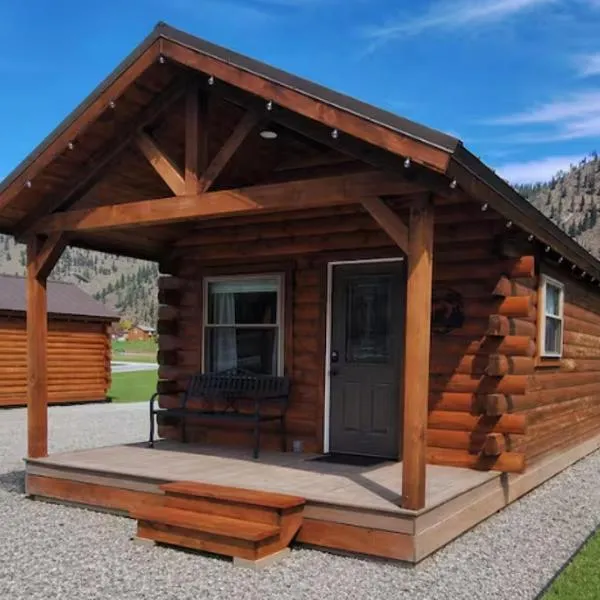 Micham's Clark Fork River Retreat - River Front, Mountain View, Fire Pit - Cabin 1, hotel v destinaci Superior