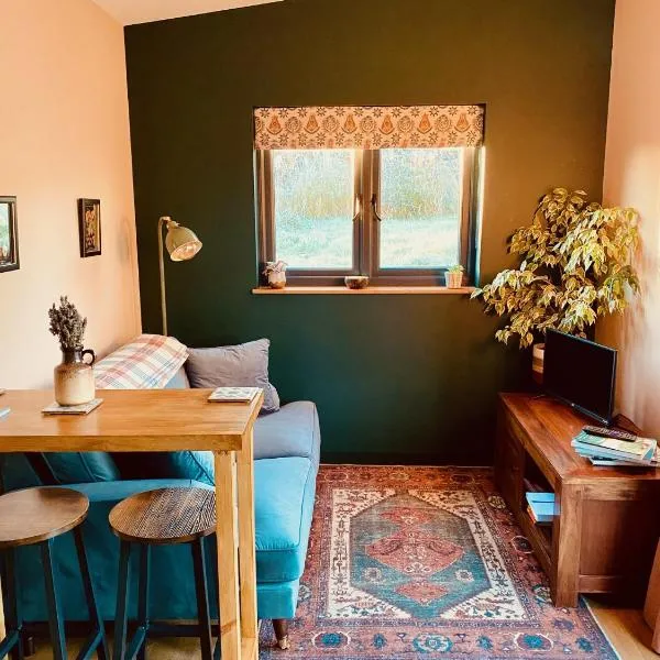 The Apple Shed - cosy cabin nestled in orchard in rural Devon, hotel din Tedburn Saint Mary
