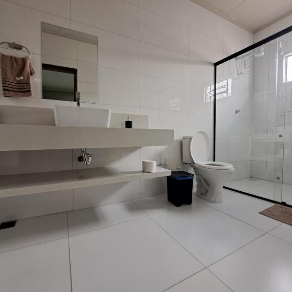 Casa espaçosa com 4 quartos, climatizada, localização excelente - Foto 3