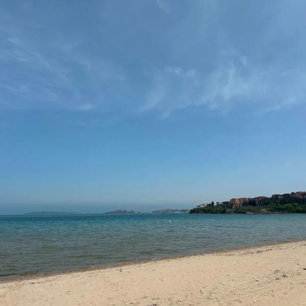 Beachfront Sozopoli Private Studio on Tsarski Beach-Zlatna Ribka-Gold Wheelhouse, hotel di Sozopol