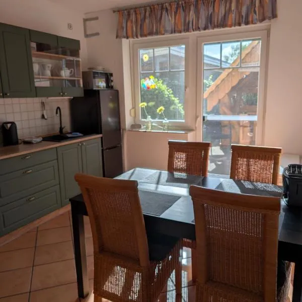 "FeWo am Hof" große Wohnung mit zwei Schlafzimmern, Terrasse und Carport, Hotel in Beverstedt