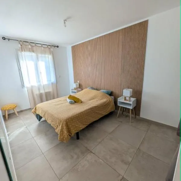 Jolie maison de village 2 chambres, Hotel in Ouveillan