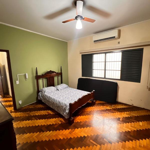 Casa Grande com 3 quartos, 3wcs, Roupa de Cama, garagem e ar na suíte - Foto 2