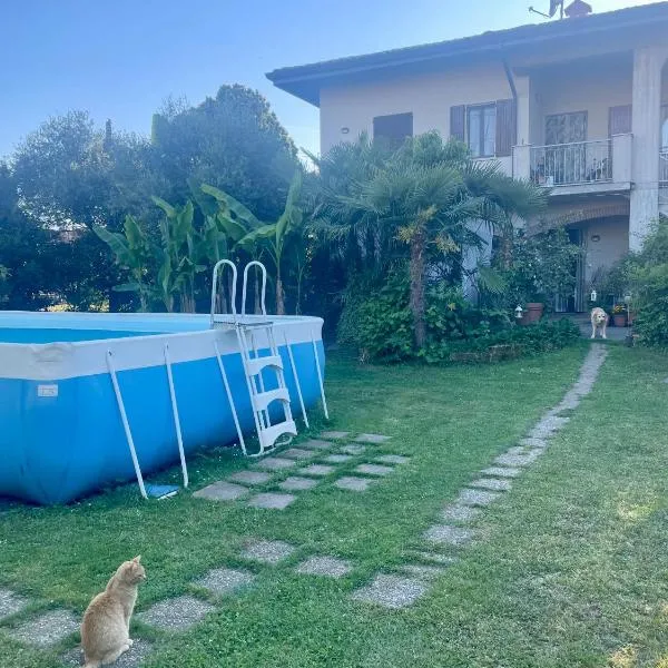 Il giardino di Emilia - villa con piscina e giardino, hotel en Pontirolo Nuovo