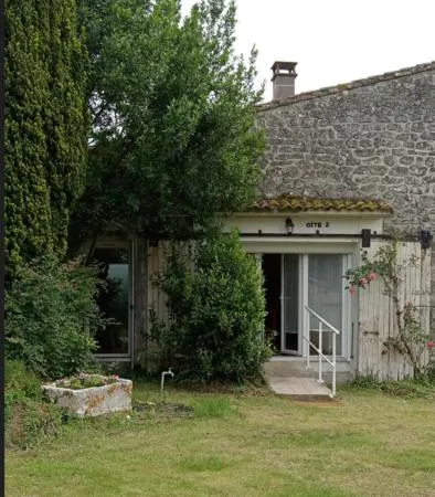 Gite 2 des Ecuries du Seillery, хотел в La Clisse