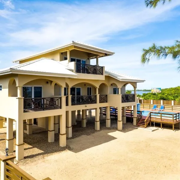 Elegant Beachfront Villa Pool & Beach Family Fun – hotel w mieście Maya Beach