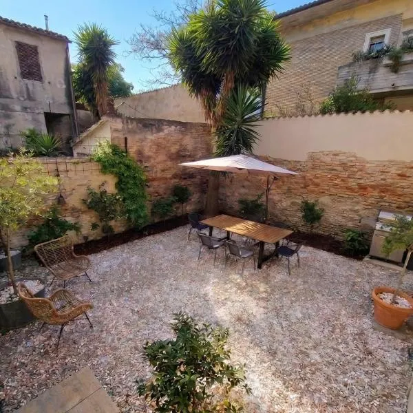 Appartamento piano terra con giardino, hotel em Fano