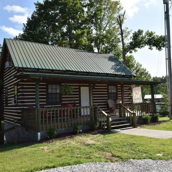 Dragonfly Retreat - Cozy 2BR Pondside Cabin, ξενοδοχείο σε Corbin