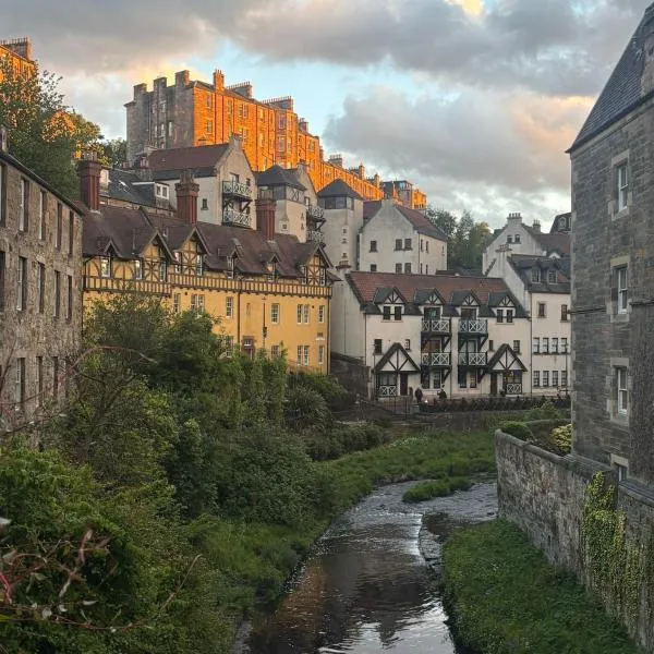 Charming Old Schoolhouse Apartment in Dean Village, hotel v destinaci Edinburgh