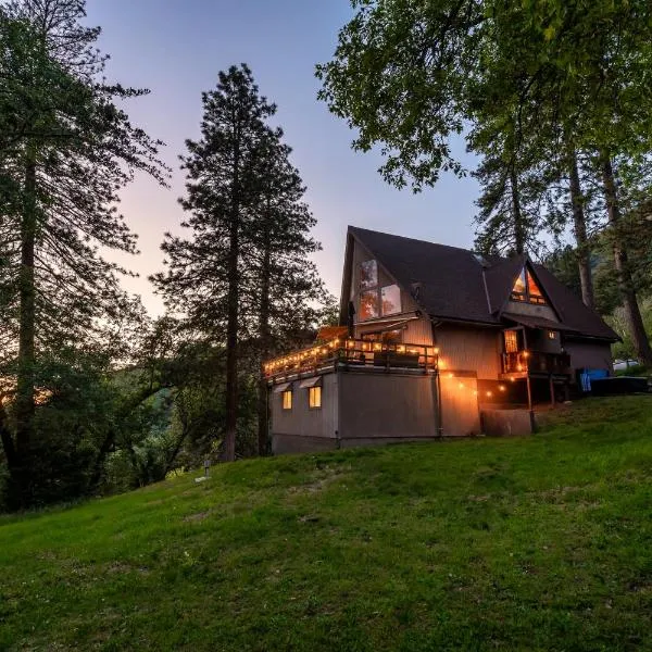 Hygge Haus Sequoia - Large Private Cabin w Views، فندق في Ponderosa