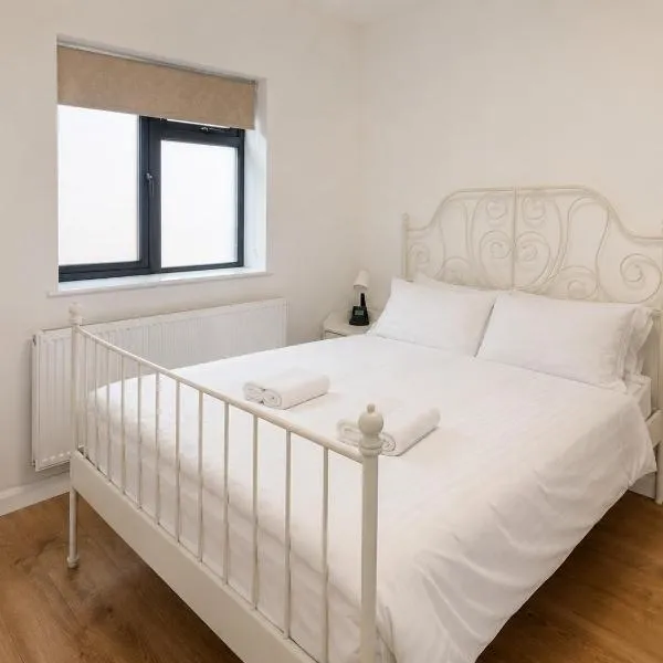 Modern 1-Bedroom Apartment Near Heathrow Airport - newly built, hotel i Hillingdon