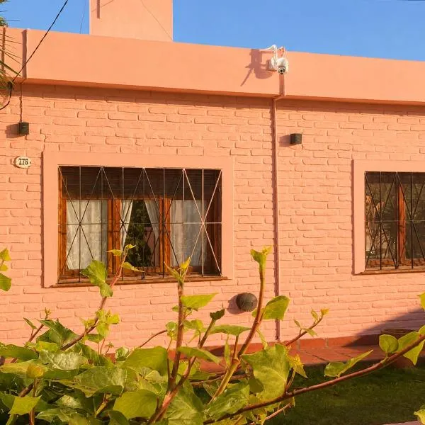 Chascomús में, होटल CASA SOL, encantadora casa a dos cuadras de la Laguna, con estufa a leña, pileta y parque en Complejo El Solcito