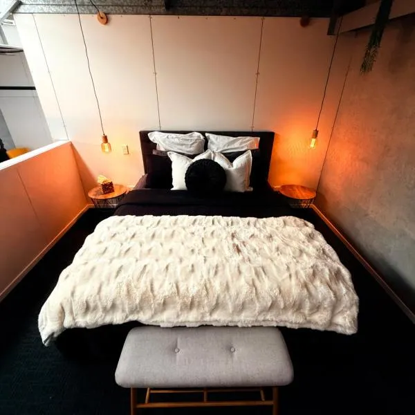Stylish Industrial Loft near the Airport: Rotorua şehrinde bir otel