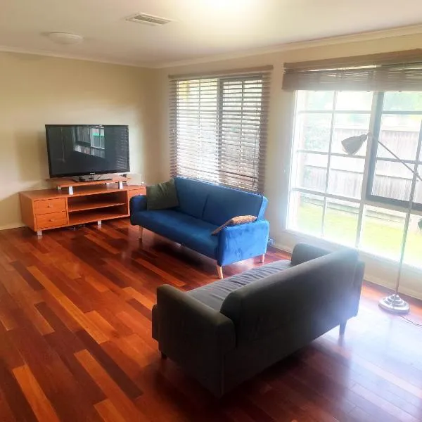 Spacious and cozy home next to Glen Waverley, Hotel in Wantirna South
