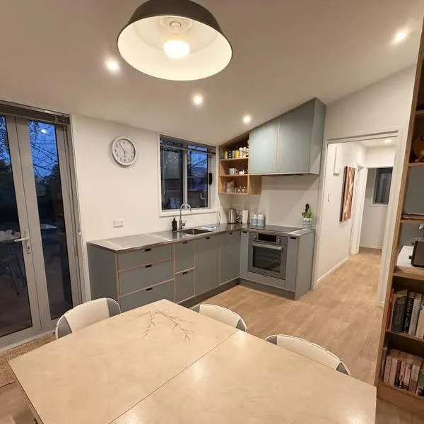Glenbrook Cottage Twizel - Walk to Town, Sleeps 6, Wi-Fi, Pets OK, hotel in Twizel