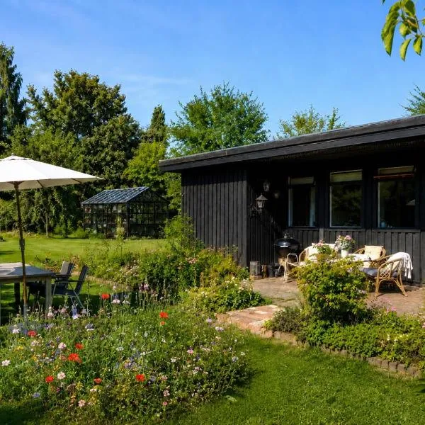 Cozy summer cottage with orangery close to Heatherhill and Beach: Vejby şehrinde bir otel