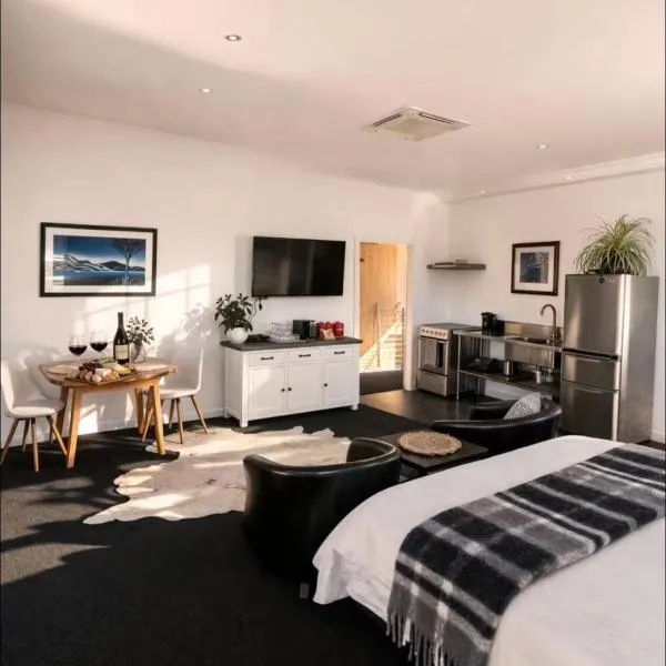Studio 5- Stylish Stay with Mountain Vista, hotell sihtkohas Albert Town