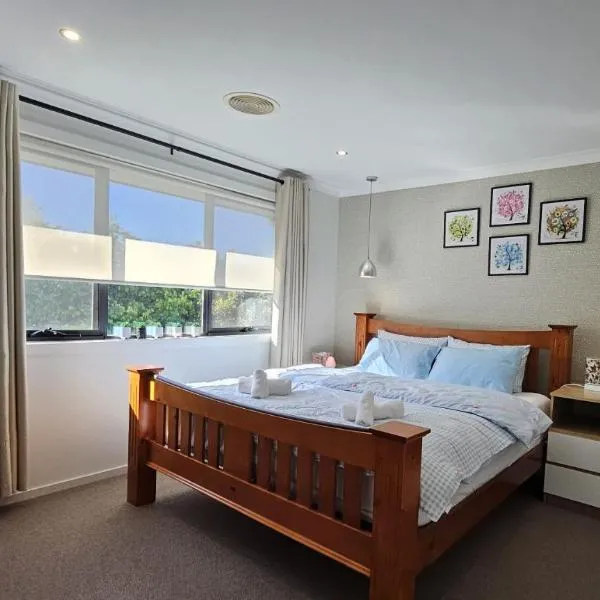 Immaculate Quiet Home with Pool and Gym Ideal for Great Ocean Road Stopover, hotel en Wyndham Vale