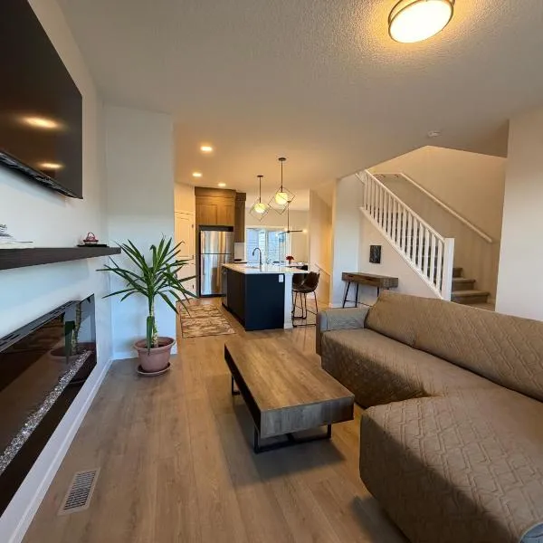 Beautiful New House in Alpine Park, Calgary, hotel en Calgary