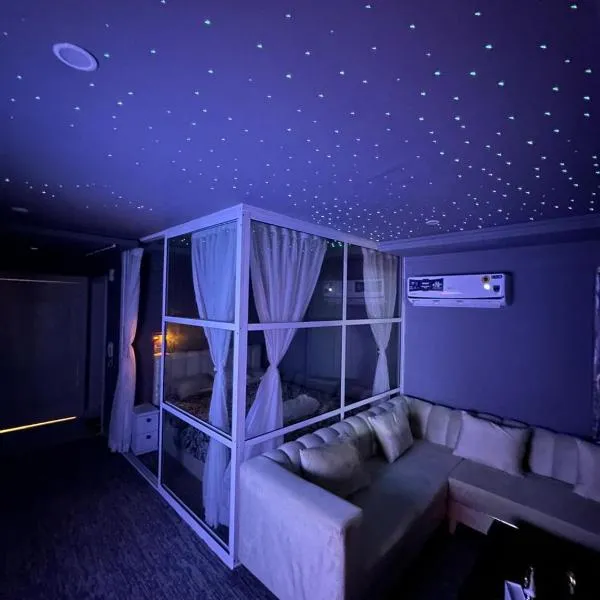 Luxury one or two bed apartments Bahria Town Lahore、ラホールのホテル