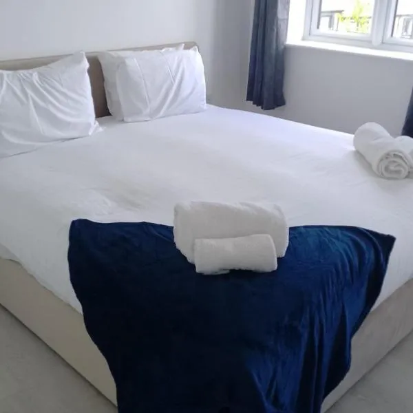 Huge 4 Bed House with parking and garden, hotel di Whitchurch