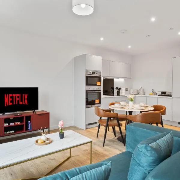 Modern 2 Bed Riverside with Parking and Wi-Fi Near Heathrow, hotel en Staines