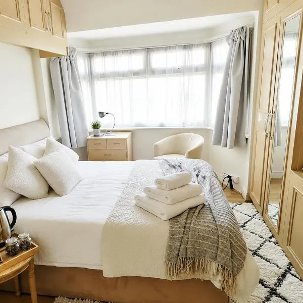 The Bliss Home Peaceful Retreat Close Transport Links Central London in 15mins Close to Heathrow Airport, Hotel in Harrow on the Hill