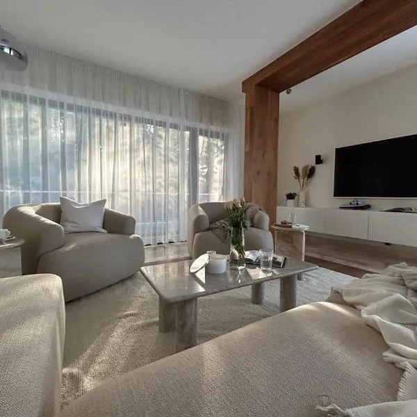 Luxury Hills Villa Pool,SPA,Grill,Bar, & Parking, hotel i Prag