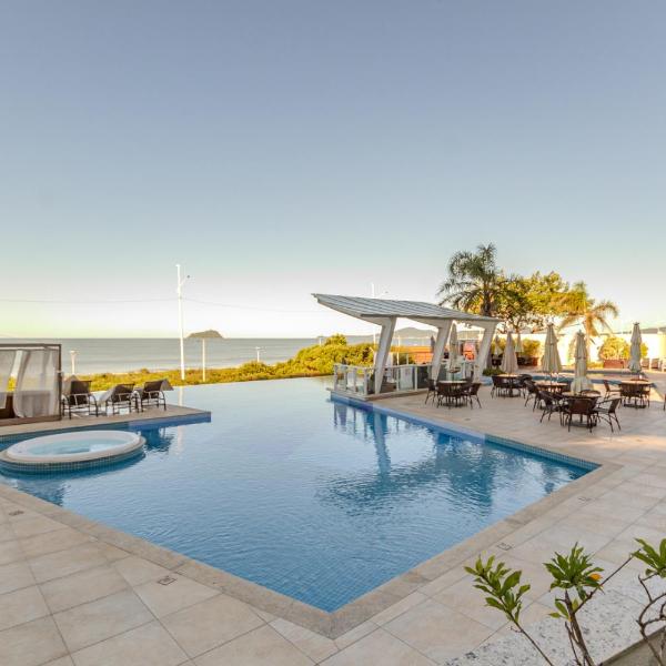Apê Beira Mar com Ar Cond em Condomínio Clube com Piscina, Churrasqueira, Proximo ao Beto Carrero