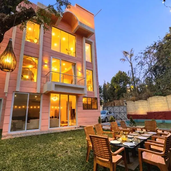 AMY VILLA LONAVALA 5Bhk with swimming pool and garden، فندق في لونافالا