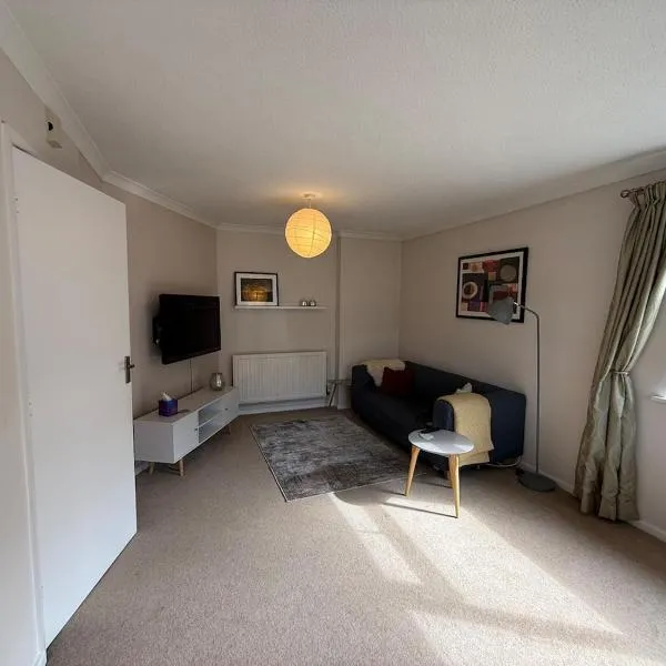 Light & Spacious Flat, Walk to Town & Parking, hotell i Weeke
