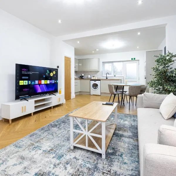 Entire home next to Trafford Centre, hotel in Manchester