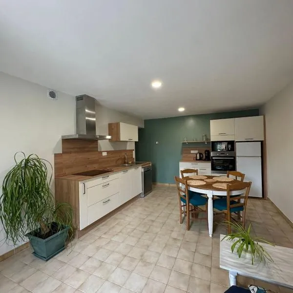 Charmant appartement à la ferme, готель у місті Puygouzon-et-Montsalvy