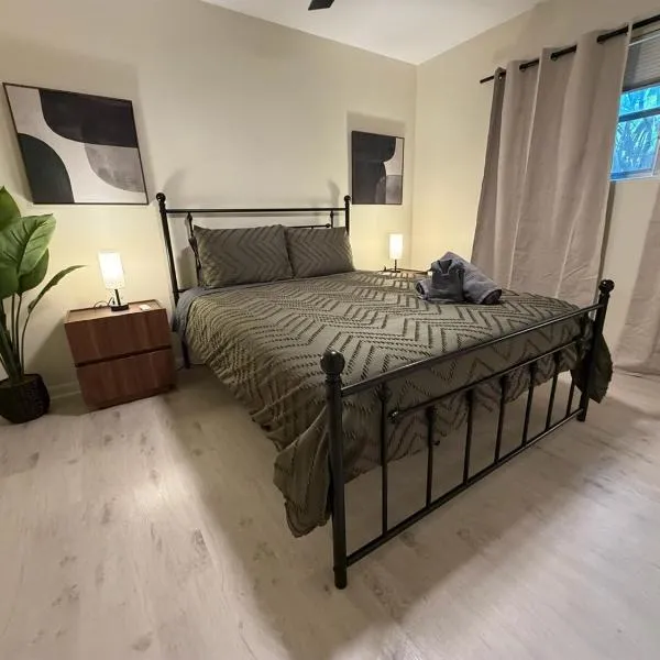 Mid Term Rental 2 Bedroom Retreat Steps to Lake Eola Thornton Park, hotel in Orlando