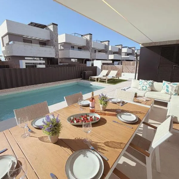 Torre-Pacheco में, होटल LUXURY VILLA ALMENDRO 15 WITH PRIVATE HEATED POOL at SANTA ROSALIA RESORT by PREMIUM SPAIN PROPERTIES