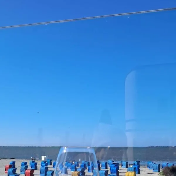 Nordseeküste am Deich mit schönem Garten, отель в городе Несмерзиль