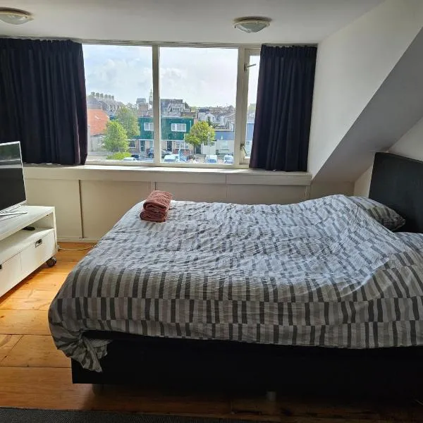 sfeervolle zolderkamer aan singel in centrum, hotel en Den Helder