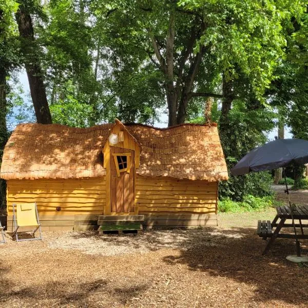 Cabane Magique 4 Personnes, hotel in La Bâtie-Montgascon