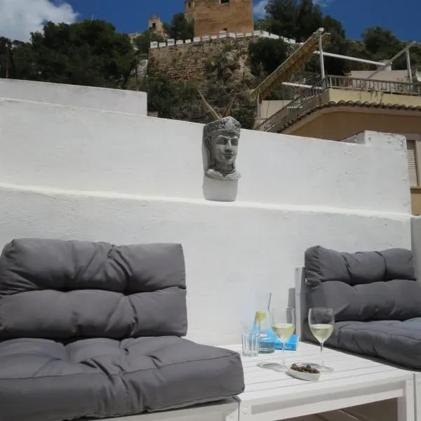 Casa al Castillo - charming & authentic townhouse - terrace with stunning castle views, Hotel in Cullera