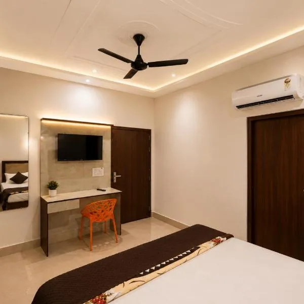 Hotel SSD - A Budget Friendly Hotel #Near Prem Mandir #Lift #Ac Rooms #Near Gol Chowk, hotel en Vrindāvan