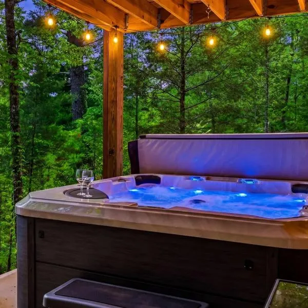 Smoky Mountain Cabin Hot Tub, Fire Pit & Games, hótel í Sevierville