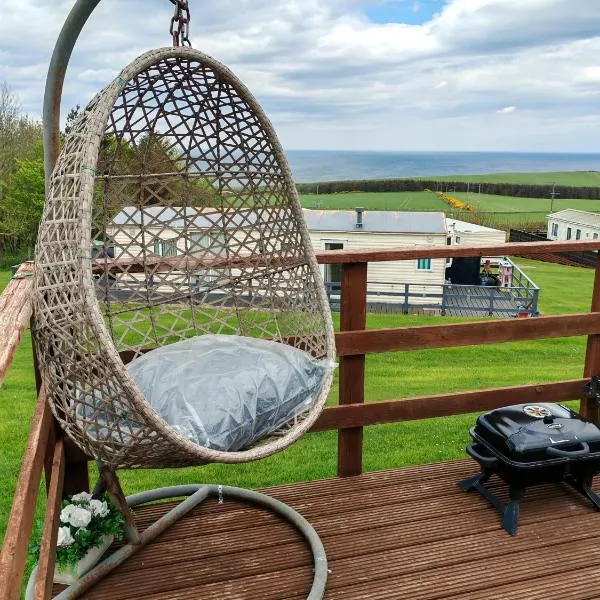 35 Wester Bonnyton with Stunning Sea Views، فندق في Longmanhill