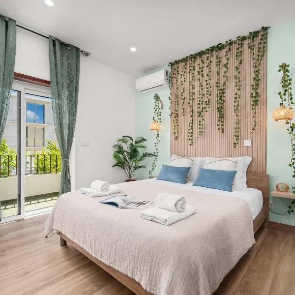 Stylish & Sleek Flat near the Beach by HostWise, hotel in Armação de Pêra