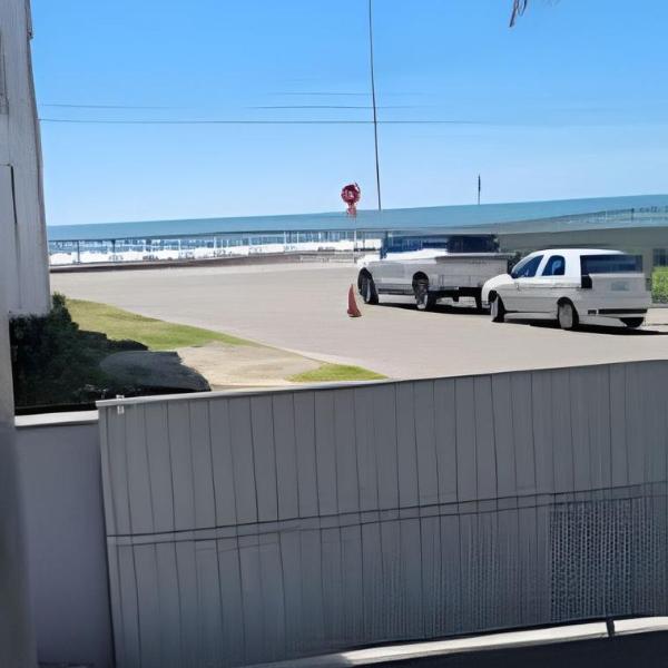 Loft ensolarado com clima leve e vista do mar